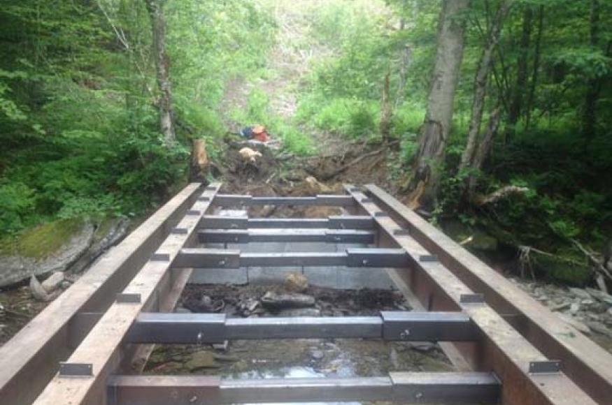Metal supports of a temporary bridge